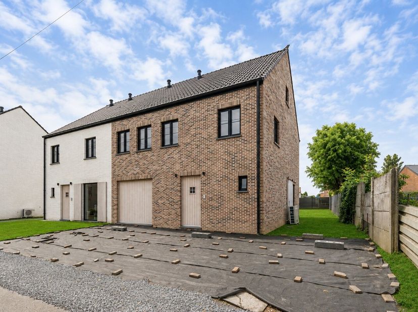 Aankoop aan 6% btw mogelijk! Verrassend ruime nieuwbouwwoning met inpandige garage en tuin, centraal gelegen in Geetbets. Voor meer info ga naar https