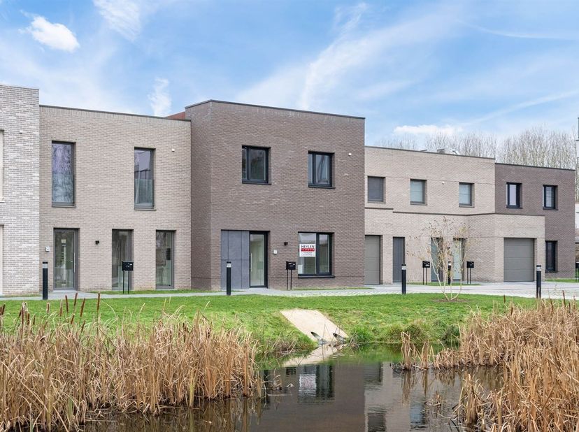 Deze woning verwelkomt je via een ruime inkomhal met gastentoilet, waarna je binnenstapt in de lichtrijke leefruimte met een open, volledig ingerichte