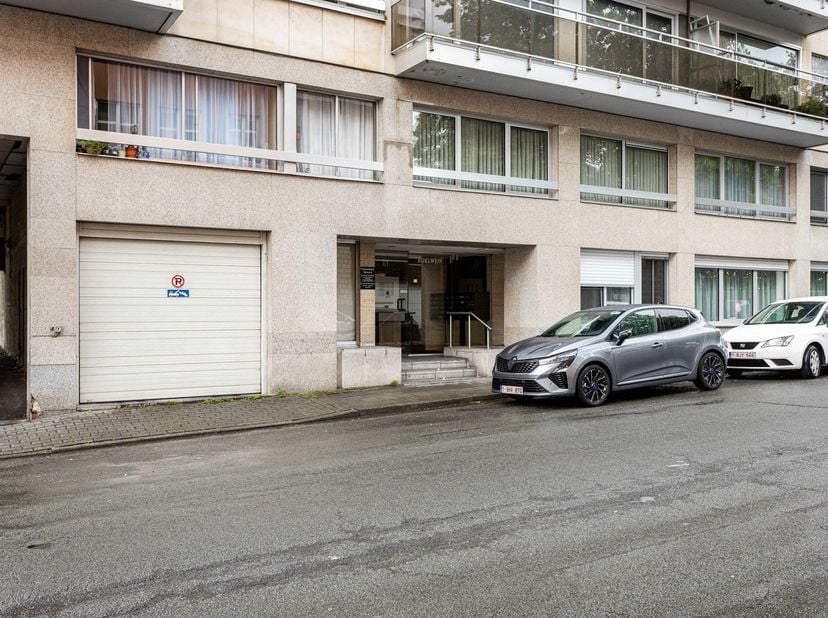 Ce garage fermé, bénéficiant d’un excellent emplacement, est situé en plein centre-ville, entre la Grand-Place et le 'Stadstuin'!<br />
Le long de l’O