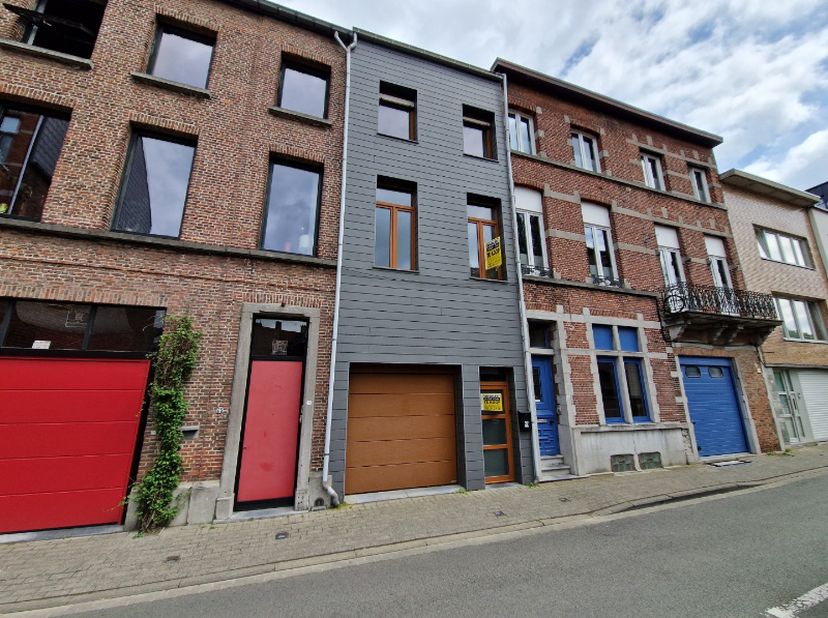 Dendermonde, Zwarte Zustersstraat 27.<br />
Op een toplocatie, aan het Sas gelegen stadswoning met garage.<br />
Natuur, winkels en scholen op een ste