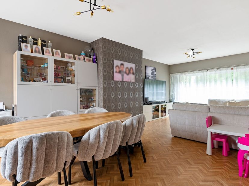 De woning is gelegen in een rustige straat, op korte afstand van Mechelen en met een vlotte verbinding naar de E19. Zo geniet u van de rust van een aa