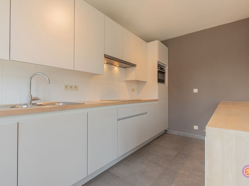 Op een rustige locatie te Sint-Amands, gelegen langs de oevers van de Schelde, treffen we dit instapklaar appartement op de eerste verdieping.<br />
B