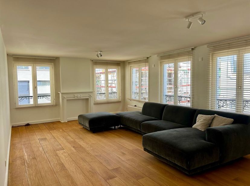 Ruim (200m²) 2 slaapkamerappartement aan de Scheldekaaien te huur!<br />
Ligging: Het appartement bevindt zich in een prachtig kleinschalig gebouw gel