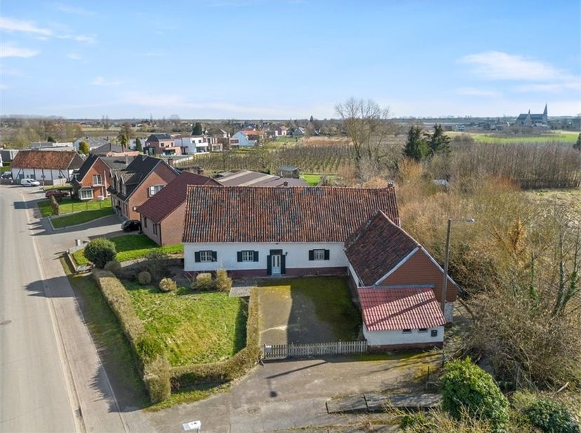 In Zepperen, een deelgemeente van Sint-Truiden, vinden we langs de Kasteelstraat ter hoogte van nummer 12 deze charmante fermette met veel potentieel
