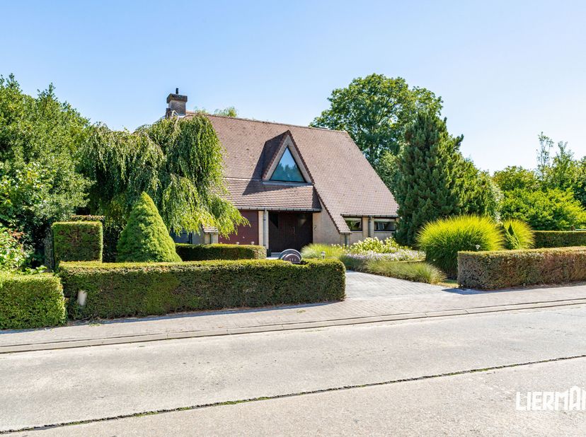 - Bezoekdag: ZA 22/8 - enkel op afspraak - 053 89 99 66 -<br />
Rust, ruimte, architectuur en groen komen hier op een bijzonder mooie manier samen. In