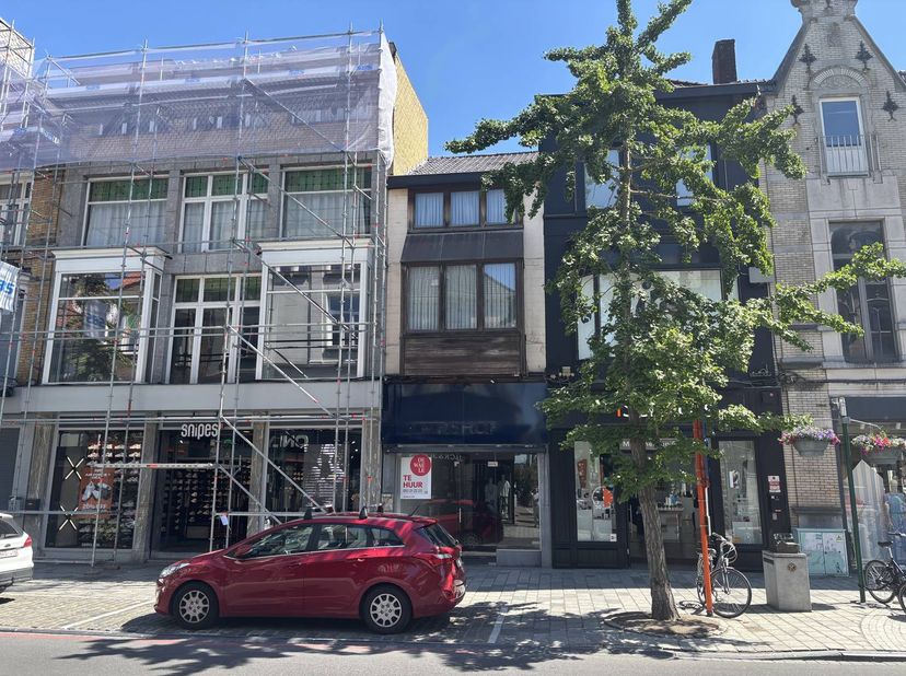 In de Ooststraat te Roeselare bevindt zich deze handelseigendom te koop bestaande uit een winkelruimte met bovenliggend appartement gelegen in het bes