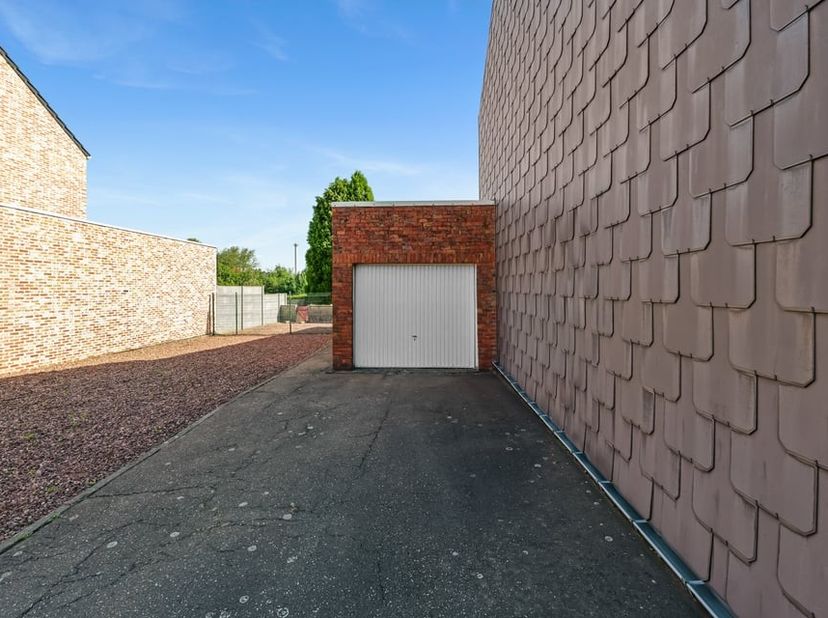 Bent u op zoek naar een woning met karakter en tal van mogelijkheden om uw eigen woonverhaal te schrijven? Dan is deze halfopen bebouwing aan de OLV t
