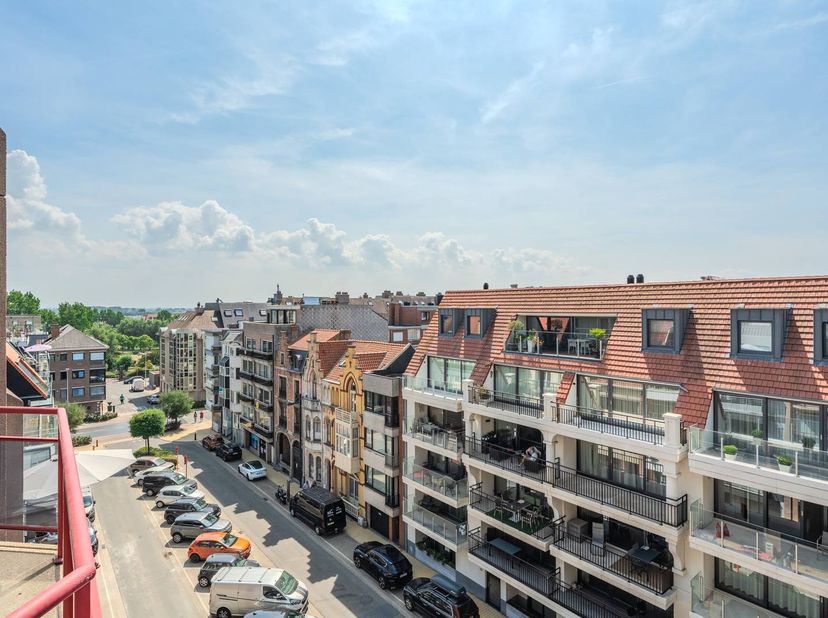 Gelegen op de vijfde verdieping bevindt zich dit lichtrijk appartement met prachtig zijdelings uitzicht op zee! Vanop het aangenaam terras kan u volop