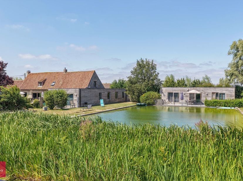 Ruime en lichtrijke gezinswoning bestaande uit inkomhal open ingerichte keuken met eetruimte en zitliving, gezellige bar, badkamer op het gelijkvloers