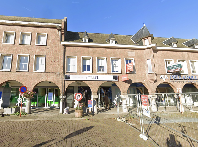 Bent u op zoek naar een unieke locatie voor uw zaak, pal in het centrum van Schoten? Dan is dit handelspand precies wat u zoekt.<br />
<br />
Met een
