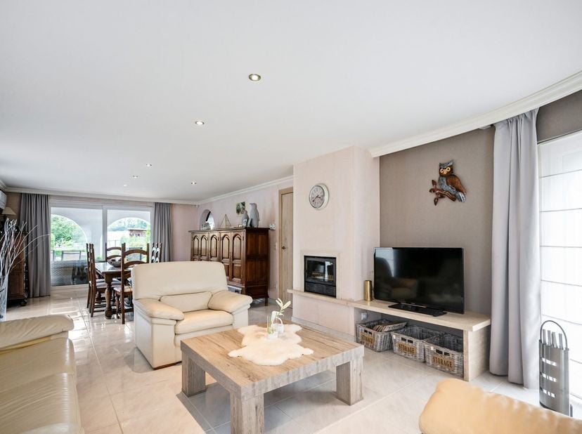 Deze karaktervolle Spaanse villa is gelegen in de Bovenstraat te Lummen, op een gunstige locatie waar rust en bereikbaarheid samenkomen. Het centrum v