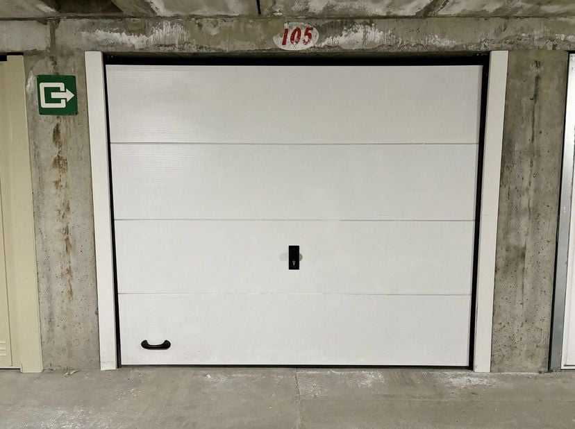 Garage te koop Hendrikaplein, goed gelegen op niveau -2 vlak voor een doorrij zone.  Afmetingen: diepte: 5,4 meter en breedte 2,83 meter.<br />
De gar