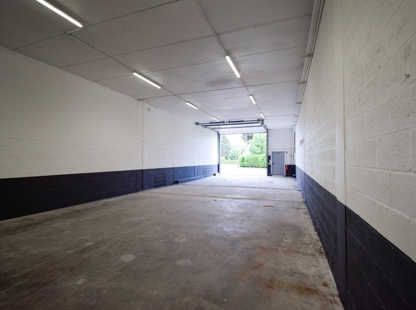 Op zoek naar een ruime en makkelijk toegankelijke opslagplaats? Deze unit is gelegen in een verzorgd en beveiligd complex, ideaal voor zowel professio