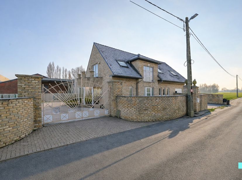 Deze vrijstaande woning beschikt over 4 slaapkamers en is strategisch gelegen nabij enkele belangrijke invalswegen. De woning beschikt over een bewoon