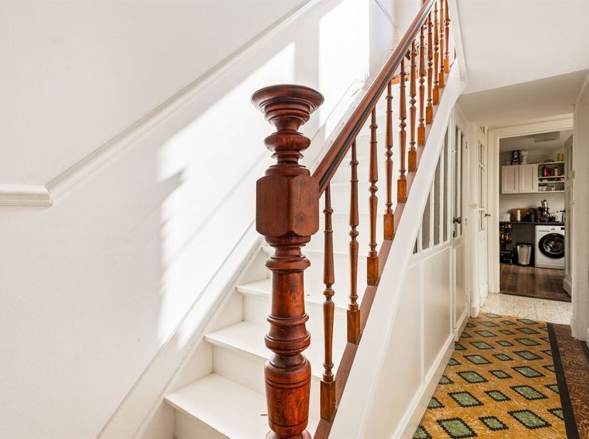 Instapklare woning met 3 slaapkamers<br />
Gelegen aan de Ertbeekstraat bevindt deze charmante woning zich op een vlotte en centrale locatie in Hassel