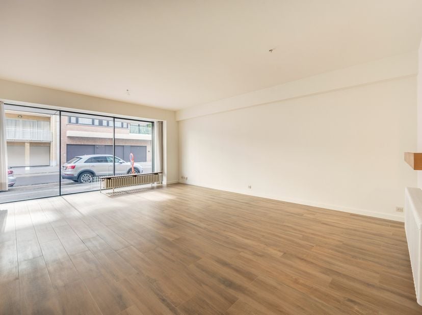 Dit ruim en instapklaar gelijkvloers appartement is gelegen in de Zonnelaan, vlakbij de zeedijk van het Albertstrand en op wandelafstand van Knokke.&amp;n