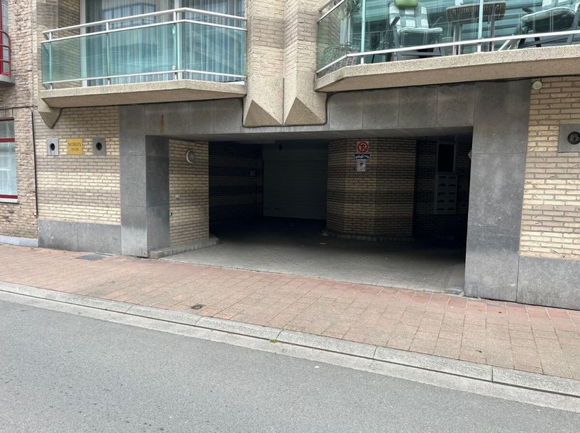 Garage te koop in Paul Parmentierlaan 152,
                    8300 Knokke