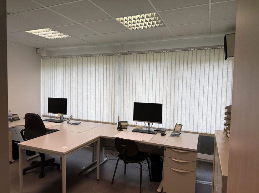 Instapklaar industrieel gebouw van 4230m², bestaande uit 4000m² magazijn/werkplaats en 230m² kantoor. Dit pand is gelegen op het industrieterrein van