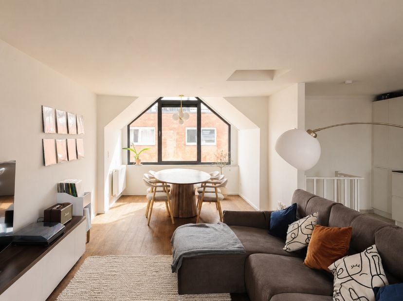 Stijlvol duplex appartement met 2 slaapkamers en terras, centraal gelegen in het bruisende centrum nabij alle belangrijkste straten en pleinen van Gen