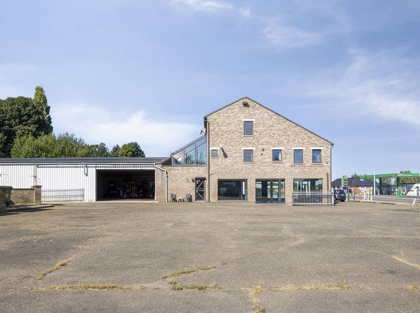 Veelzijdig bedrijfsvastgoed met bouwgrond op commerciële zichtlocatie in Tienen<br />
<br />
Langs de Sint-Truidensesteenweg (N3) in Tienen bevindt zi