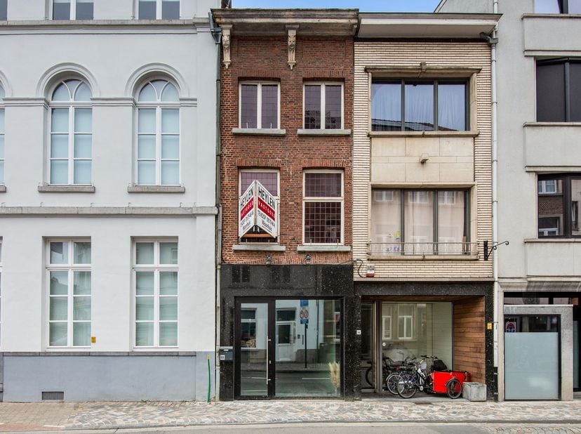 Ontdek dit veelzijdige pand gelegen in de Keizerstraat, een absolute topligging in het bruisende centrum van Mechelen. Alle winkels, horeca, openbaar