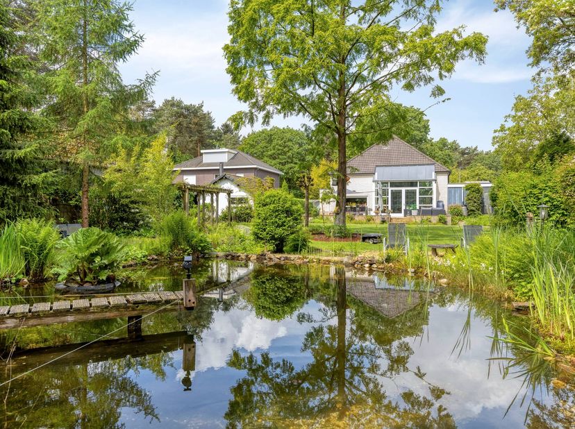 LUIKERSTEENWEG 8 – 3920 LOMMEL<br />
Architecturale woning met parktuin, zwemvijver en uitzonderlijke natuurbeleving<br />
Deze unieke architecturale