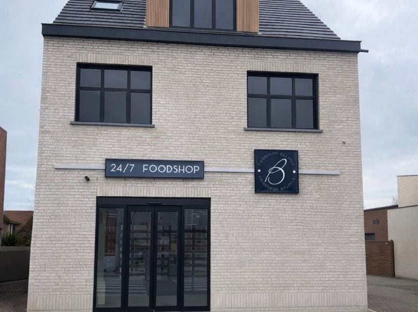 In het centrum van Belzele bieden wij dit volledig gerenoveerde duplex appartement te koop aan, gelegen in een kleinschalige residentie met slechts tw