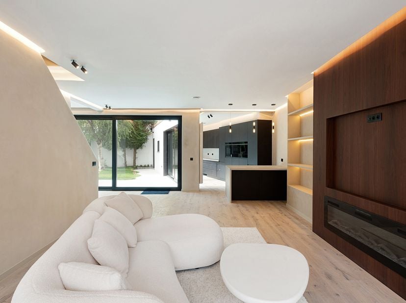 Uitzondelijk aanbod: deze ruime, dubbele rijwoning (265m²) met een gevelbreedte van meer dan tien meter en inpandige garage werd volledig en stijlvol