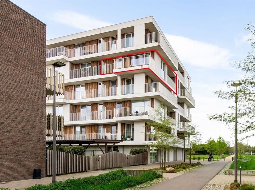 Ligging: Dit recent appartement bevindt zich in een aangename en rustige omgeving met een vlotte verbinding naar Antwerpen en omliggende gemeenten. Wi