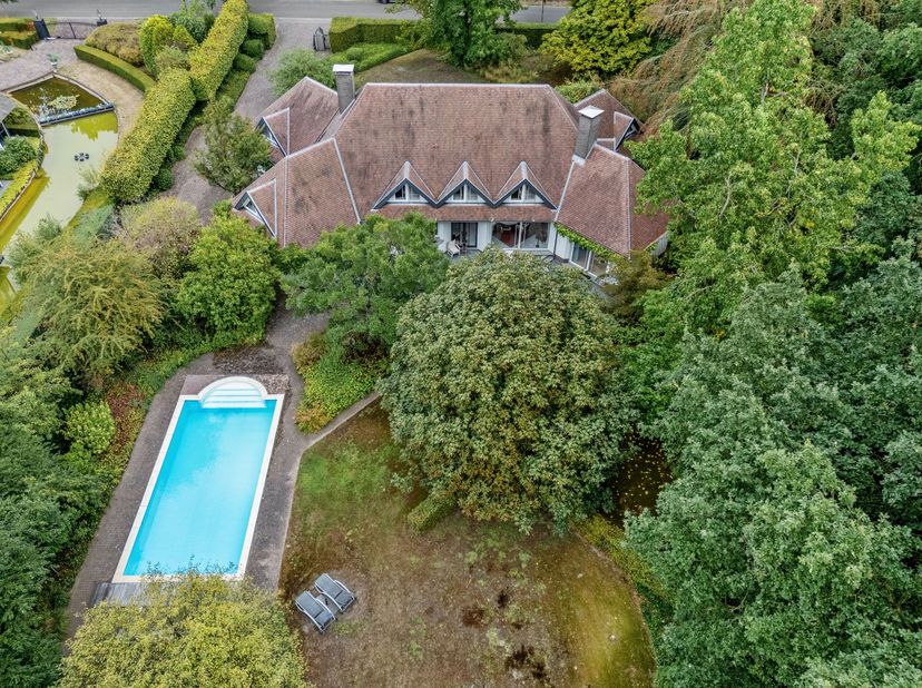 Vaste villa sur un terrain exceptionnellement grand de 4 561 m², située dans le quartier résidentiel recherché de Grote Heide à Pelt. La maison offre