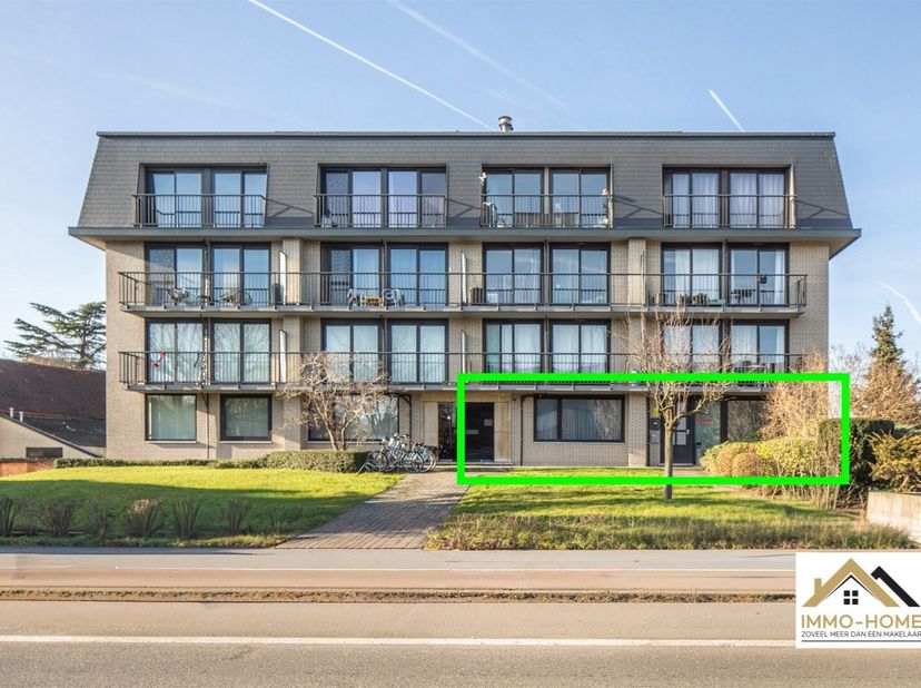 Ontdek dit uitzonderlijk ruim gelijkvloers appartement met een volledig ingerichte woonkelder, ideaal als kangoeroewoning, gastenverblijf of voor grot