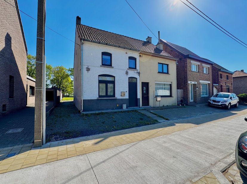 Op een TOP ligging langs de Riemesteenweg in Rieme (Evergem) vind je deze verzorgde halfopen bebouwing, ideaal voor wie comfortabel en energiezuinig w