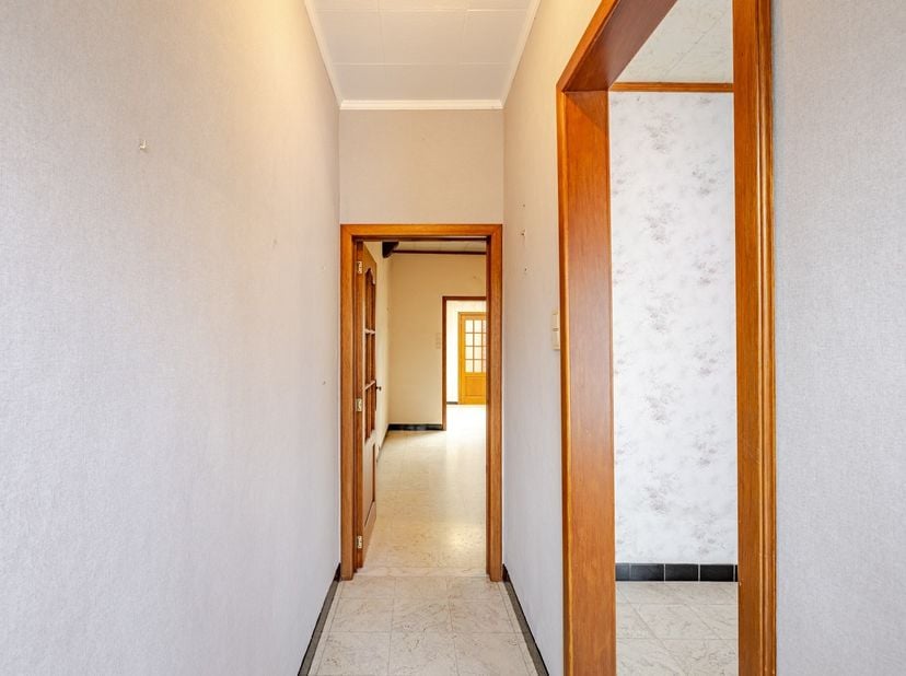 Bent u op zoek naar een ruime woning met tal van mogelijkheden om volledig naar uw eigen smaak te renoveren? Dan is deze solide gezinswoning in Wetter