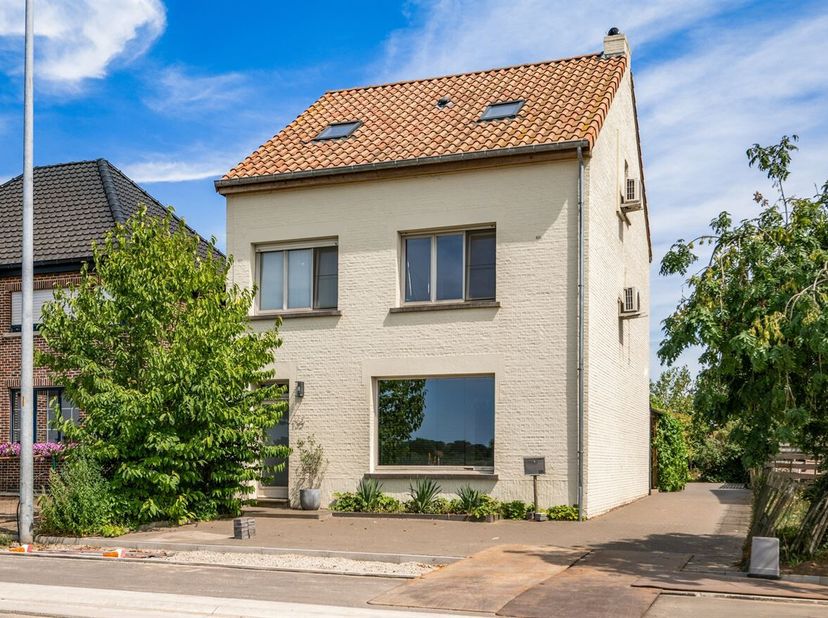 Instapklare OB met 3 slpks, hernieuwbare energie en zwembad<br />
De woning werd oorspronkelijk opgericht in 1936 en onderging de voorbije jaren diver