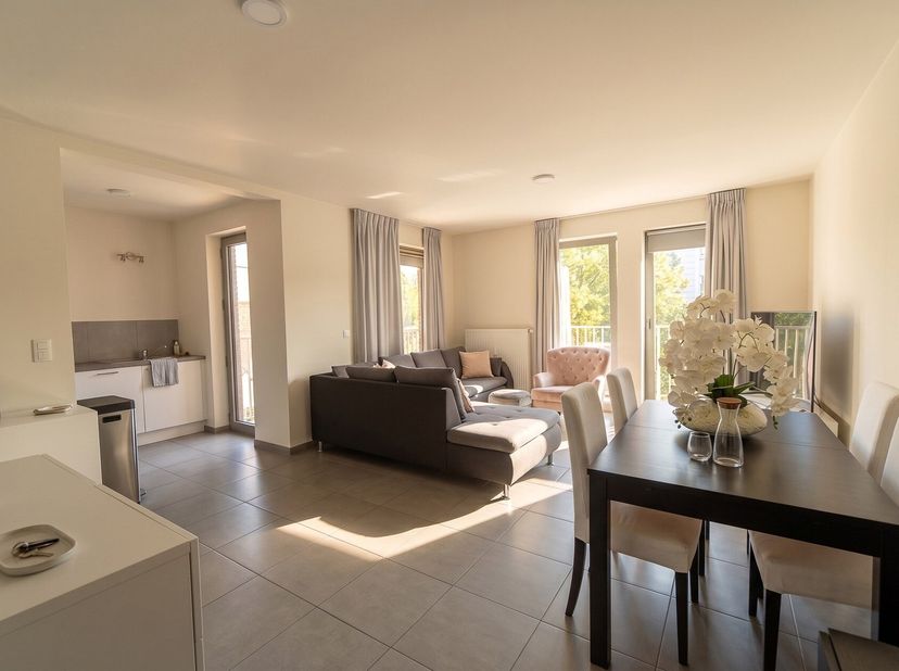 Dit instapklare en lichtrijke appartement van 92 m² is ideaal gelegen op de eerste verdieping van een modern gebouw uit 2015 aan de Helihavenlaan, vla