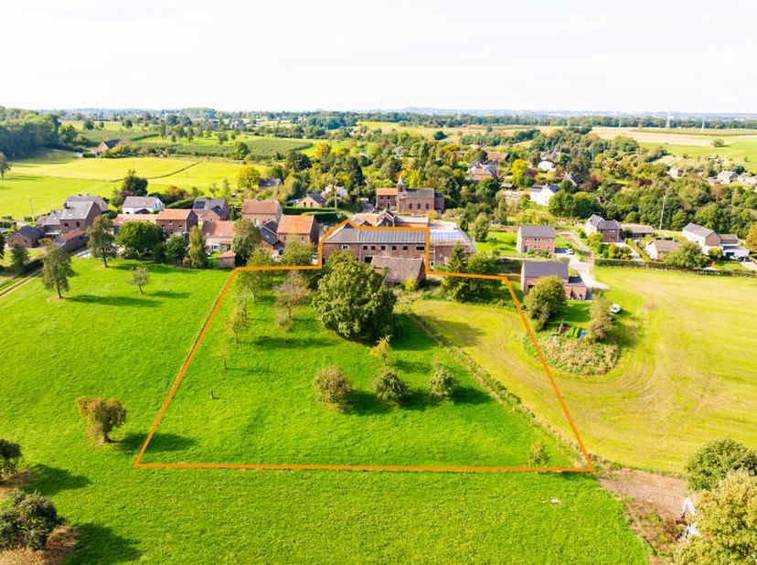 Spacieuse ferme au caractère authentique (+/- 667m² d'après plans) en cours de rénovation - anciennement la "Cour de Justice de Feneur" - avec dépenda