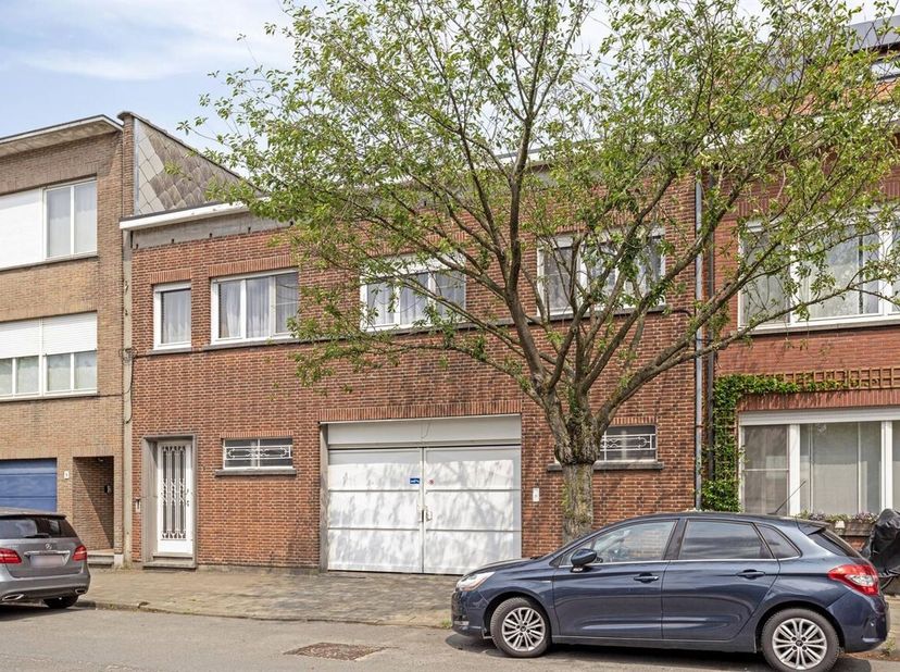 Garagecomplex met appartement te koop in Wilrijk!<br />
Ligging:<br />
Dit veelzijdige pand is gelegen in een rustige, maar centrale buurt in Wilrijk,