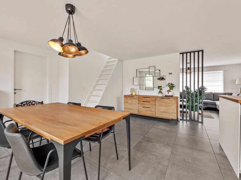 Ruime, gerenoveerde woning op rustige locatie te koop in Menen!<br />
Bij het binnenkomen word je verwelkomd in de inkomhal. Op het gelijkvloers bevin