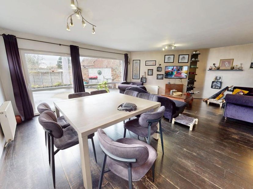 REF-958 - DOUR 7370 - Ensemble immobilier de 2 habitations sur un total de 12A63 <br />
<br />
- Grande maison 3 chambres avec panneaux photovoltaïqu