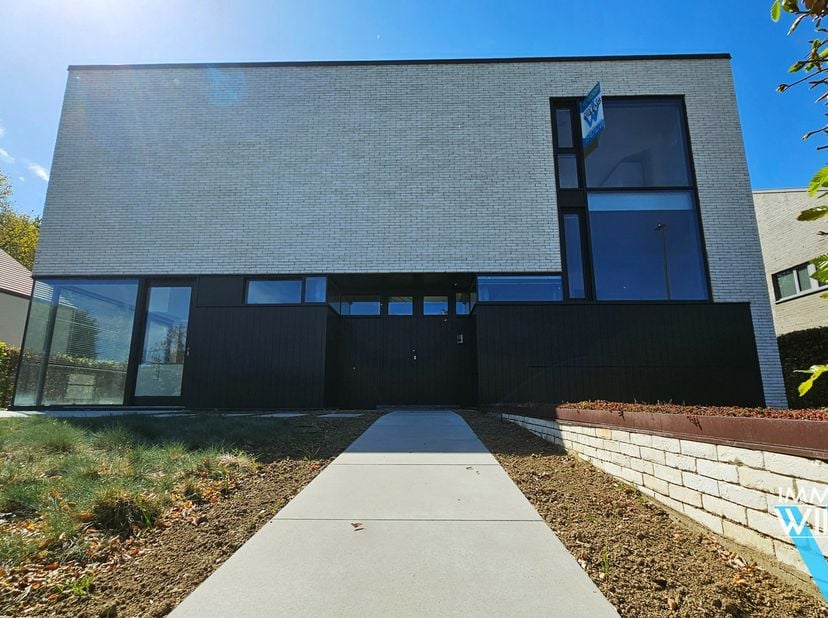 Deze prachtige, moderne split level villa van het gerenommeerde architectenbureau A2O is gelegen op een mooi perceel van 10 are. De locatie is schitte