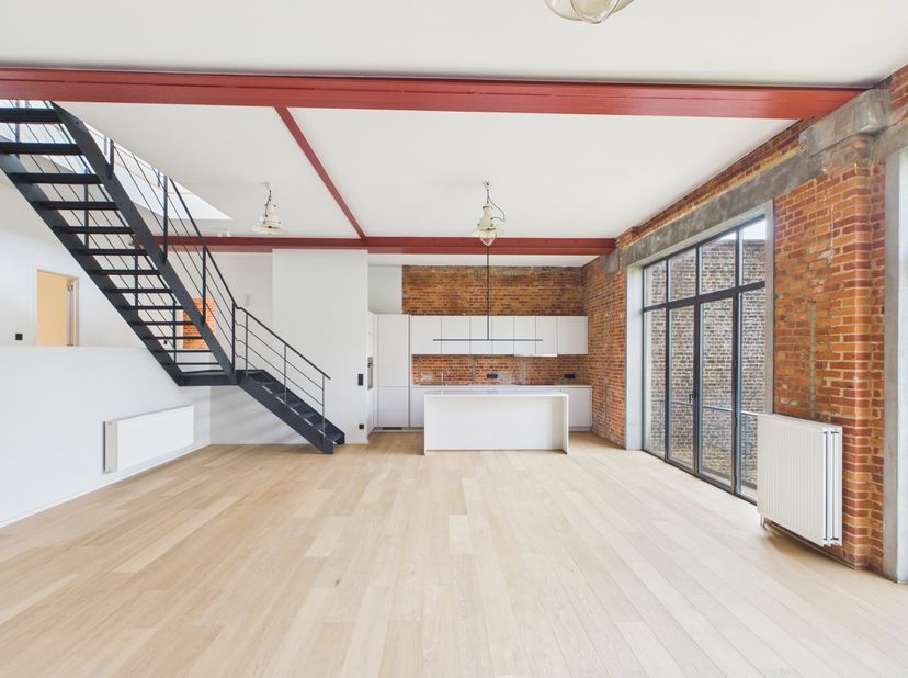 Bruxelles <br />
Dans l'enceinte d'une miroiterie réaffectée<br />
Etonnant LOFT de 260m² ( grandes terrasses de 55m² Sud-Ouest incluses), entièrement