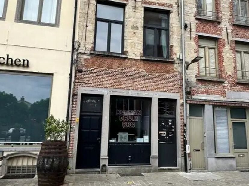 Deze handelsgelijkvloers is gelegen vlakbij de Kaaien en voetgangerstunnel. De winkel is +/- 90m² met een koer van +/- 27m².<br />
Vlakbij "Cafe Bever