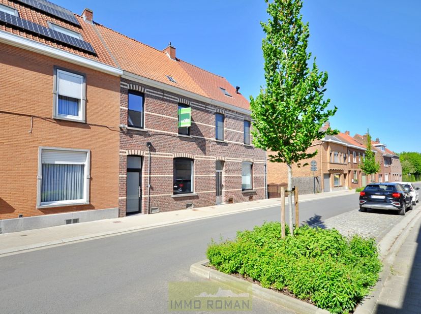 In een verkeersluwe straat in de dorpskern van Kluisbergen vinden we deze volledig vernieuwde woning, voorzien van een praktische uitweg achteraan.&amp;nb
