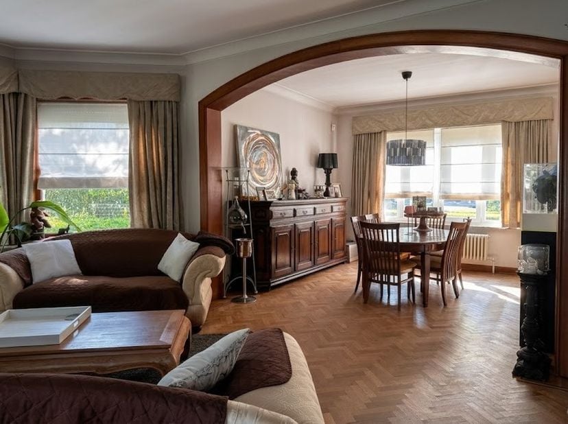 Bent u op zoek naar een ruime woning op een centrale ligging? Dan is deze gezinswoning zeker een bezoek waard. Gelegen op een toplocatie, vlak bij het