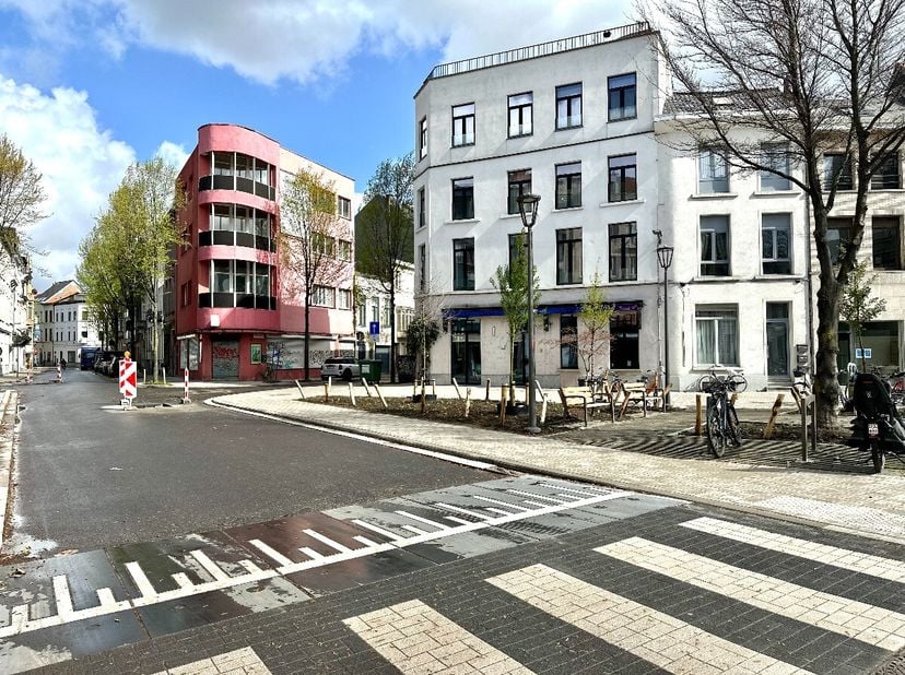 Zeer interessant pand op toplocatie op belangrijke verbindingsas naar centrum Antwerpen! (gelegen tussen Jan Van Rijswijcklaan en Leien) Ideaal als wi