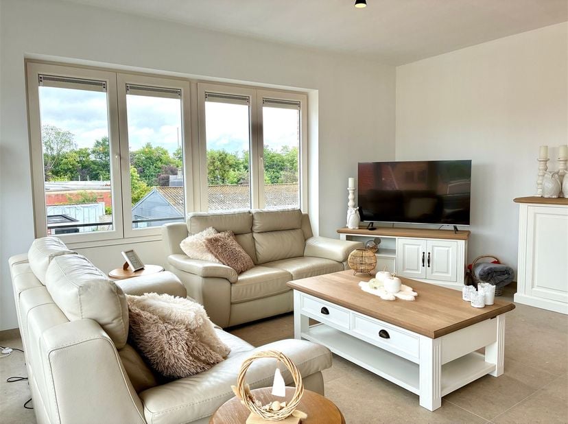 Op een centrale locatie in Oostkamp, op wandelafstand van winkels en andere voorzieningen, bevindt zich dit appartement op de tweede verdieping van ee
