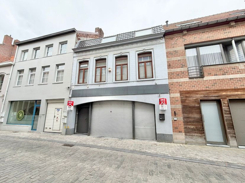[[ DIT PAND NEEMT DEEL AAN DE ERA OPEN HUIZEN DAG OP 13/6 VAN 17:30 TOT 18:30 ]] Deze instapklare woning in het volle centrum van Wervik ligt op wande