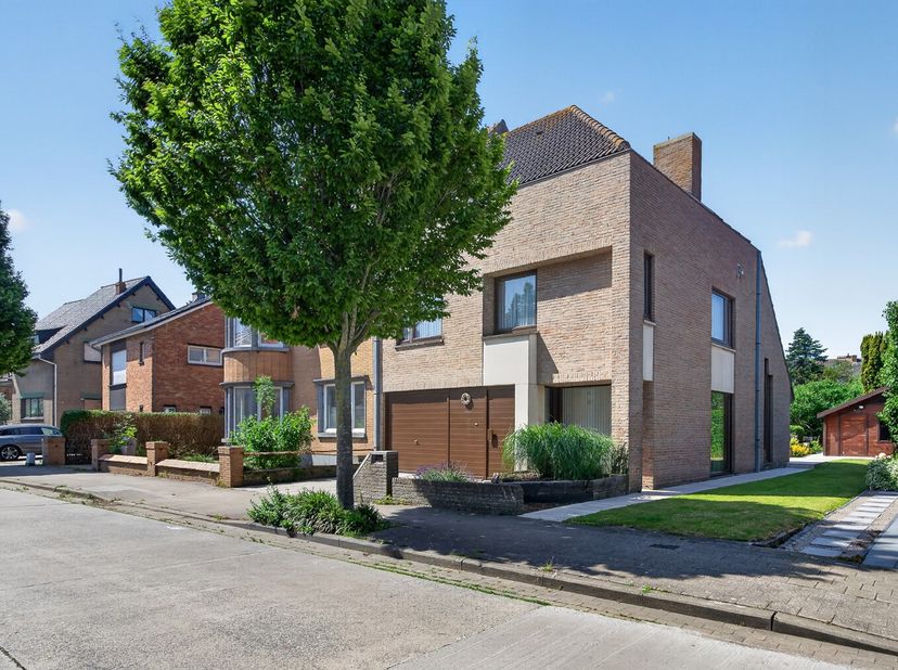 Vous recherchez une spacieuse maison familiale prête à emménager dans le quartier paisible de Mariakerke, à proximité du centre d'Ostende et de la mer