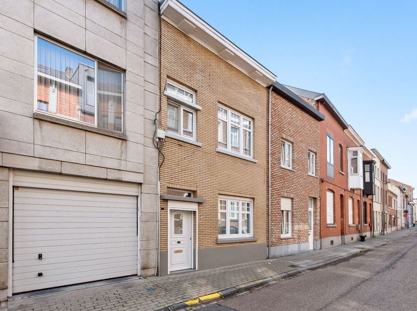 Deze te renoveren rijwoning heeft op het gelijkvloers een woonkamer, keuken, bijkeuken en een toilet. In de achtertuin is er een grote werkplaats van
