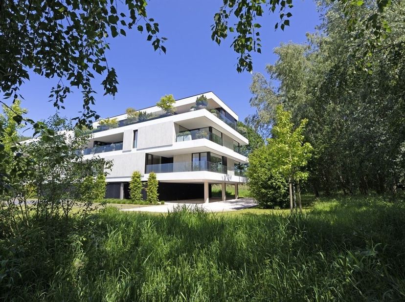 In het prestigieuze project Riva bevindt zich dit luxueuze en uitzonderlijk lichtrijke appartement van bouwjaar 2020, waar comfort, ruimte en architec